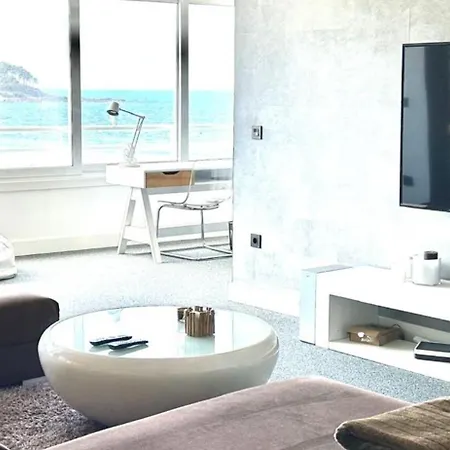 Daire Amplio Piso A Pie De Playa De Patos. Nigran.